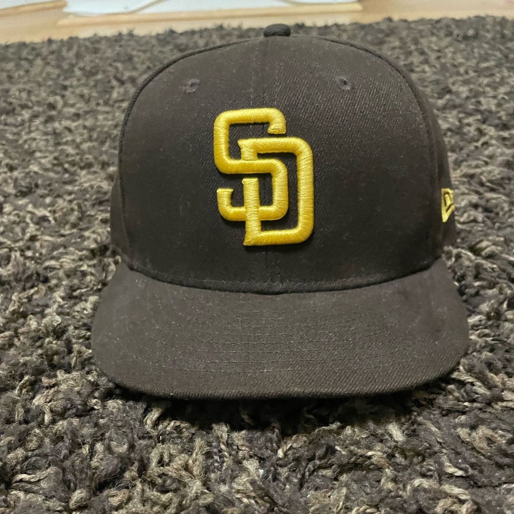 Men’s new era San Diego Padres fitted hat.